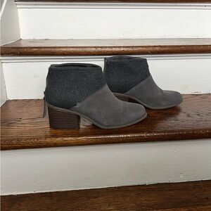 TOMS Lacy Ankle Boot Size 9 Medium LIKE NEW